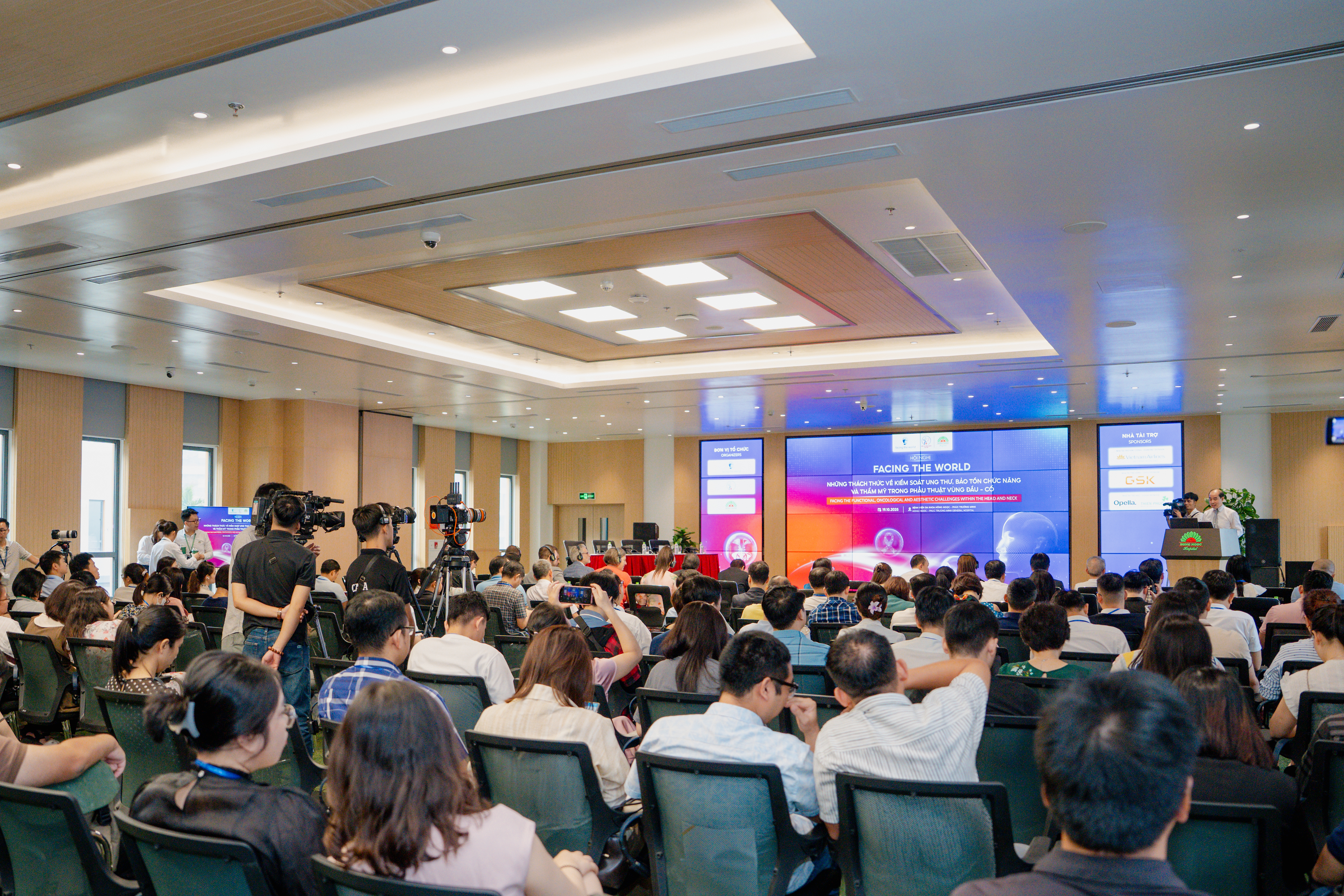 The conference gathered nearly 150 experts and physicians.