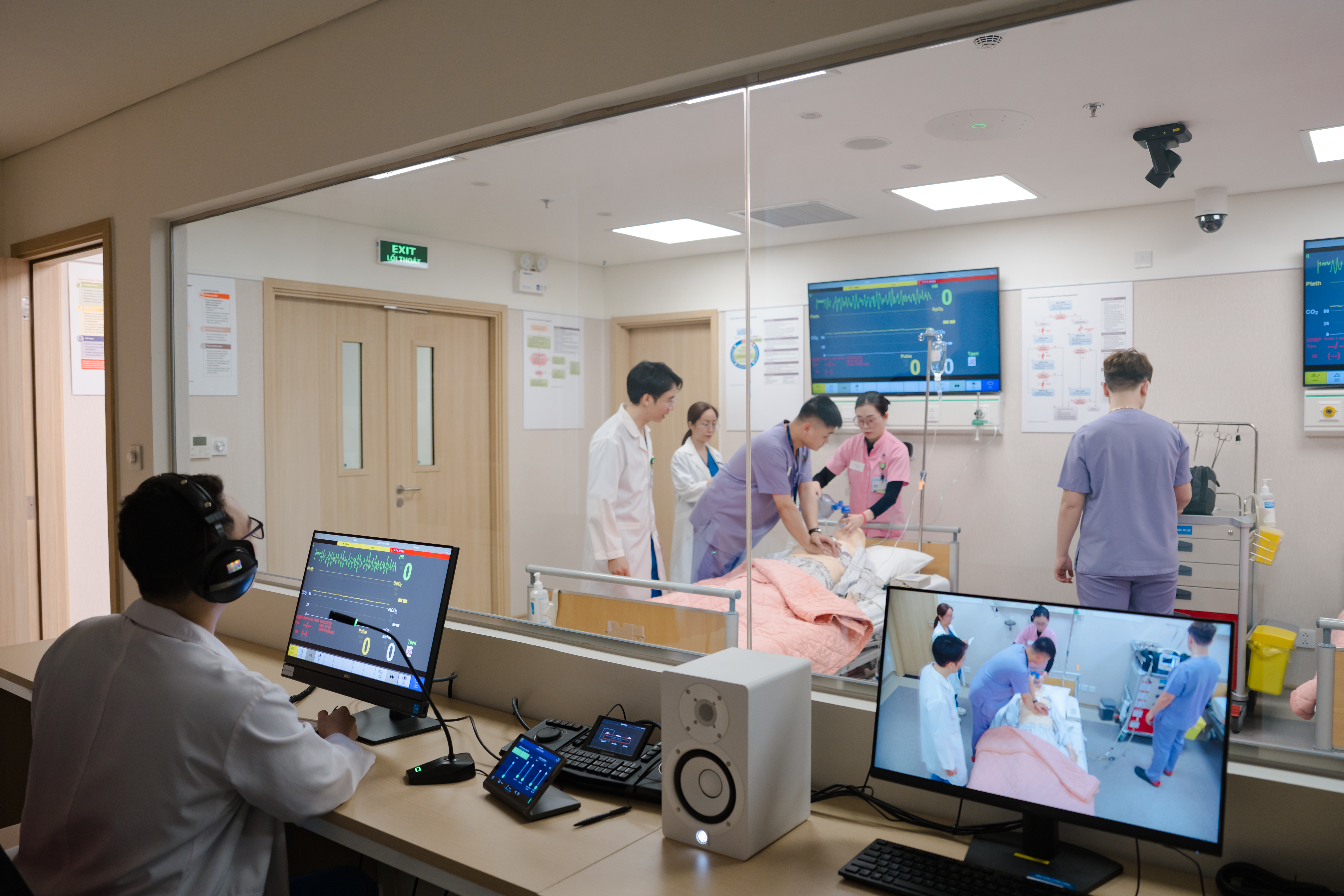 The simulation room is equipped with modern sensor-integrated systems, capable of recreating real-life clinical scenarios with high fidelity.