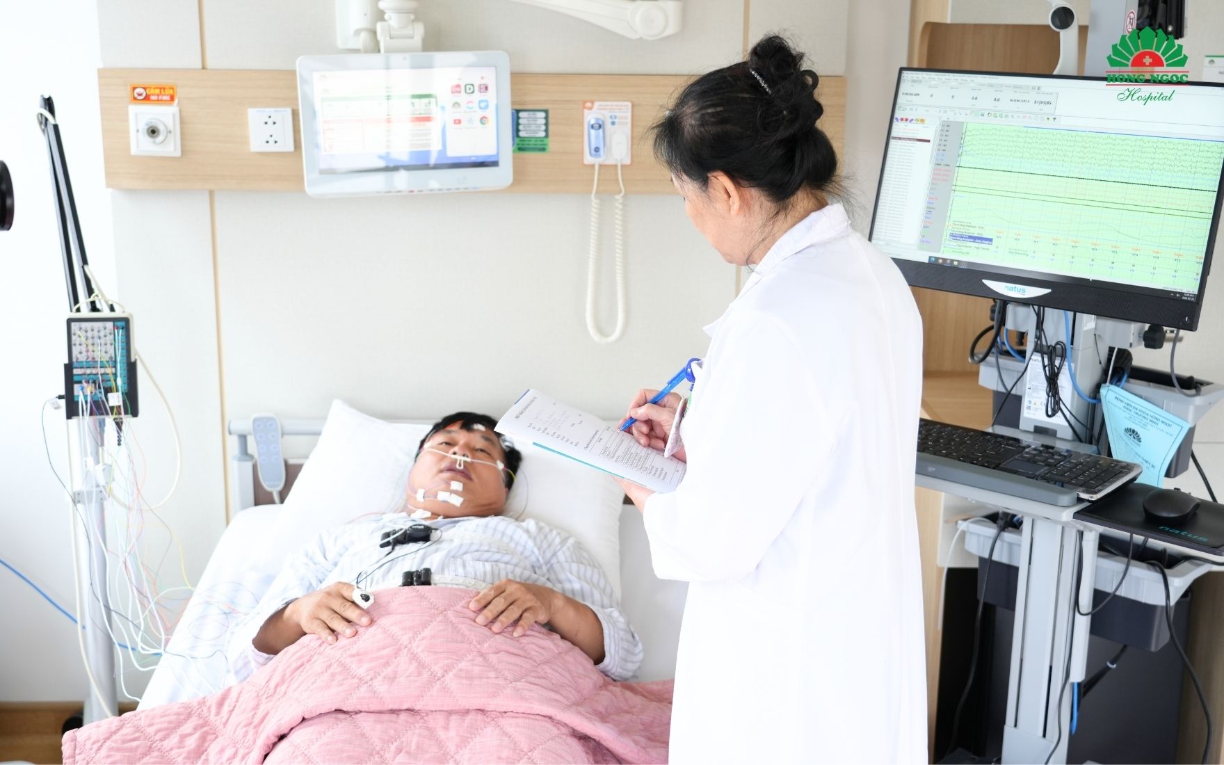 수면다원검사는 수면무호흡증을 정확하게 평가하기 위한 표준 검사법입니다.