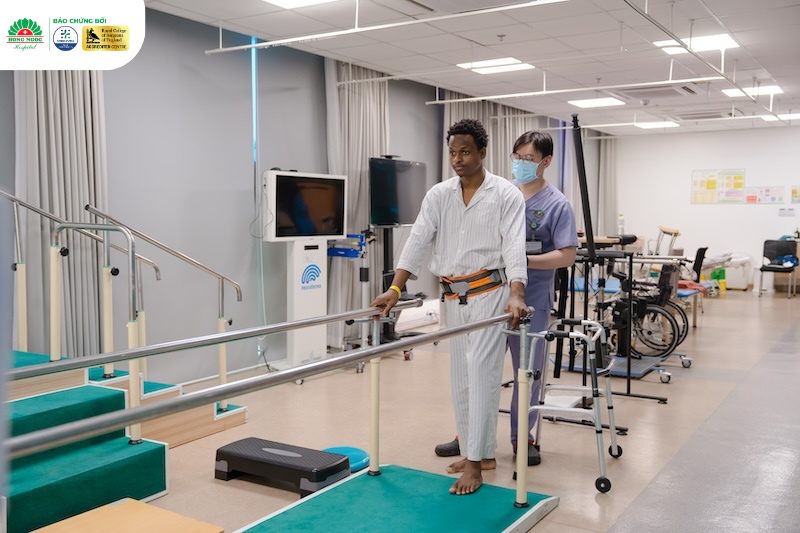 Bệnh nhân Nigeria tập vật lý trị liệu tại BVĐK Hồng Ngọc - Phúc Trường Minh