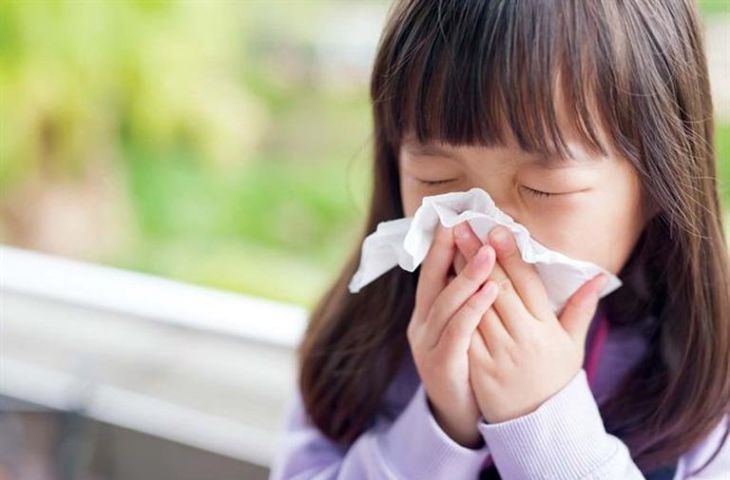 Symptoms of bronchitis in children during the initial stage are often easily mistaken for those of the common cold or influenza.