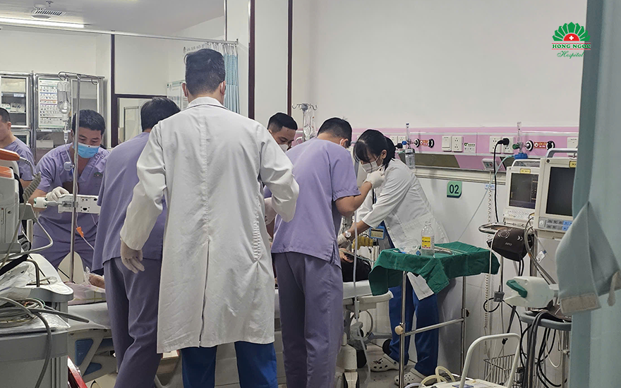 의료진이 환자를 응급 처치하고 있습니다. 