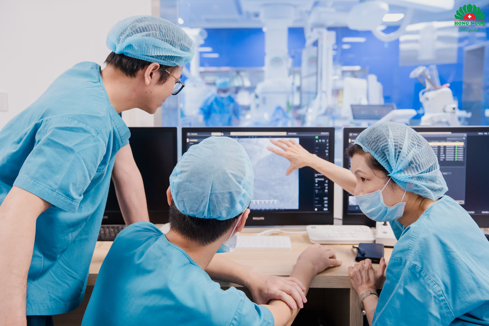 Chen 교수가 환자의 시술 전 홍옥 의료팀과 함께 컨퍼런스 진행