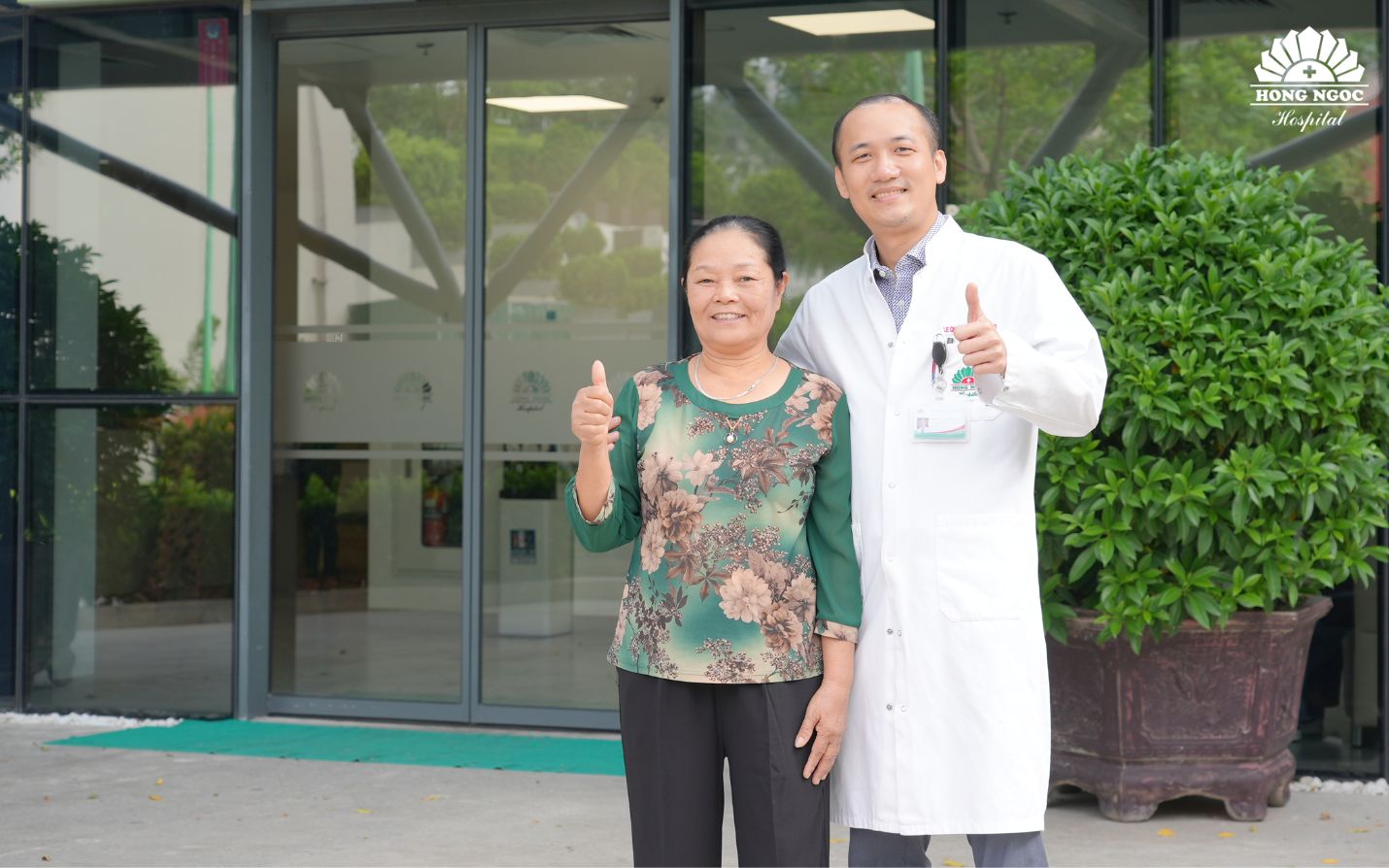 오아잉 환자, 천장관절(엉치엉덩관절) 이완 합병증 수술 후 1개월차에 레 꽝 후이 박사(TS.BS Lê Quang Huy)와 재검진