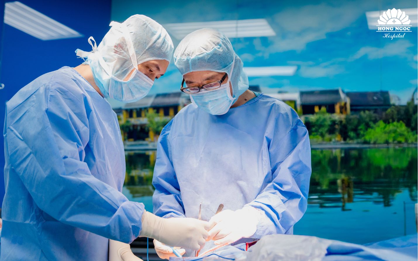 다카후미 교수(GS.Takafumi)와 레 꽝 후이 박사(TS.BS Lê Quang Huy)가 근육을 절단하지 않는 무릎 관절 치환술 시행