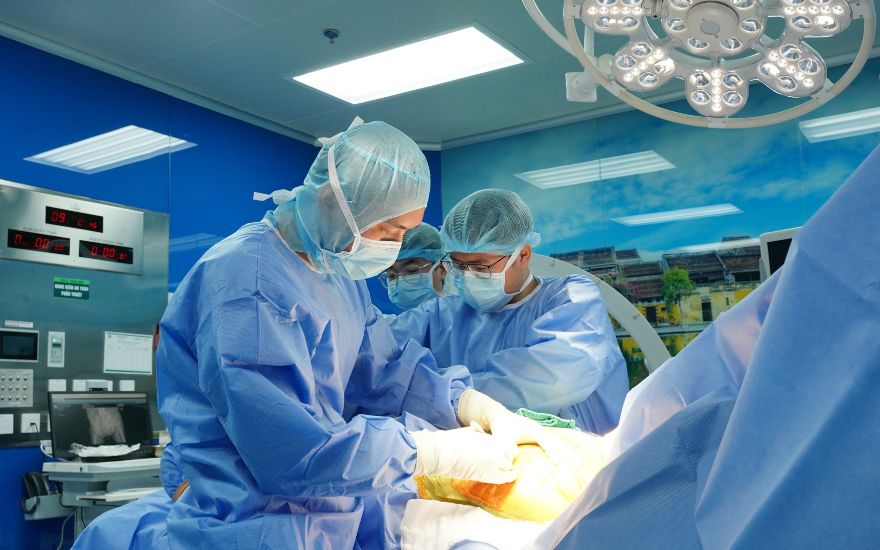 홍옥 종합병원에서의 인공 고관절 부분 치환술