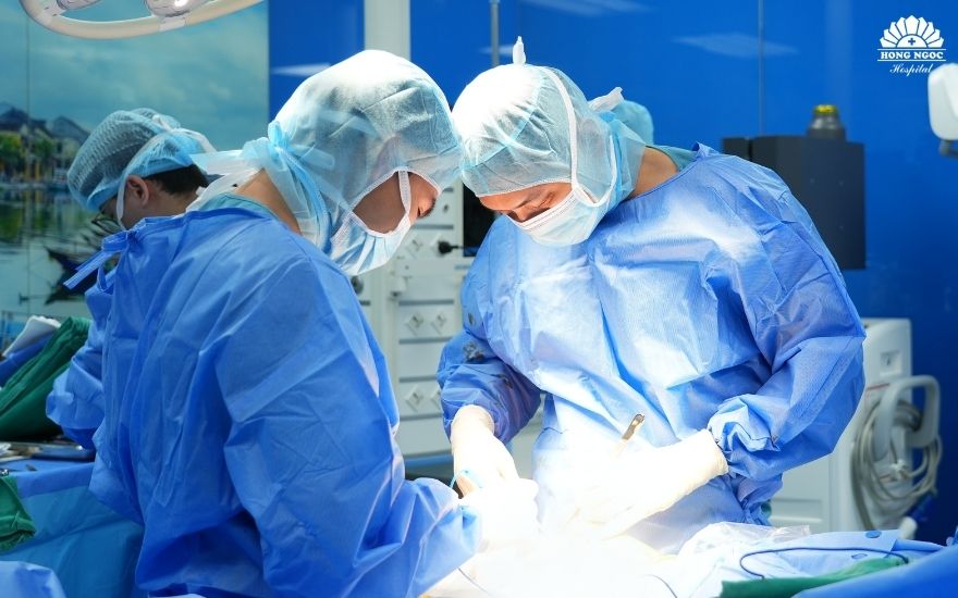 레꽝휘 박사가 SuperPATH 기술을 이용한 고관절 치환술을 집도하고 있습니다.