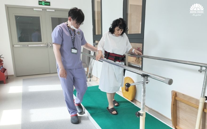 수술 후 로니트 환자의 고관절 상태를 보여주는 X-선 영상입니다.