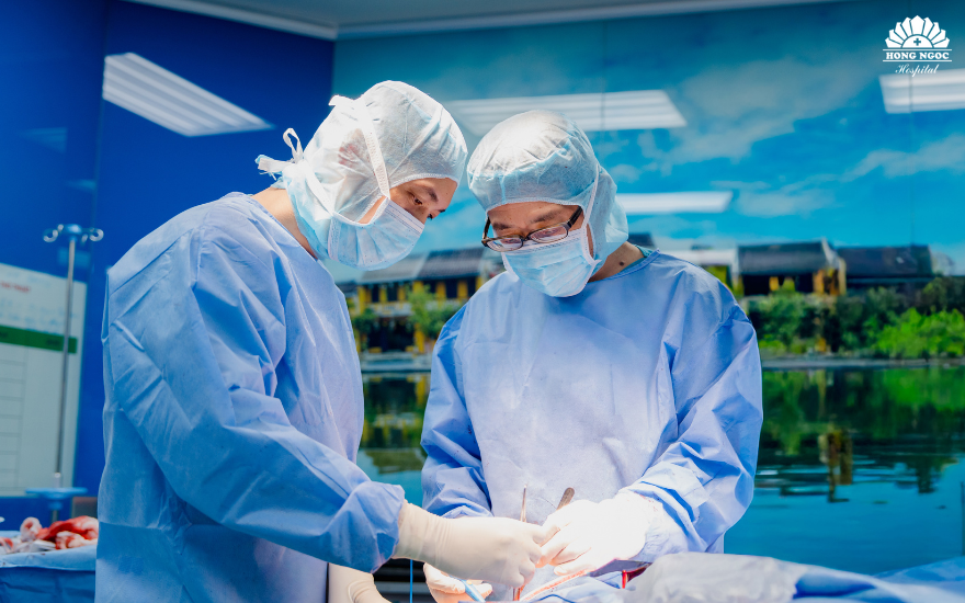 홍옥 종합병원에서 시행된 힘줄-근육 비절개 무릎 관절 치환술