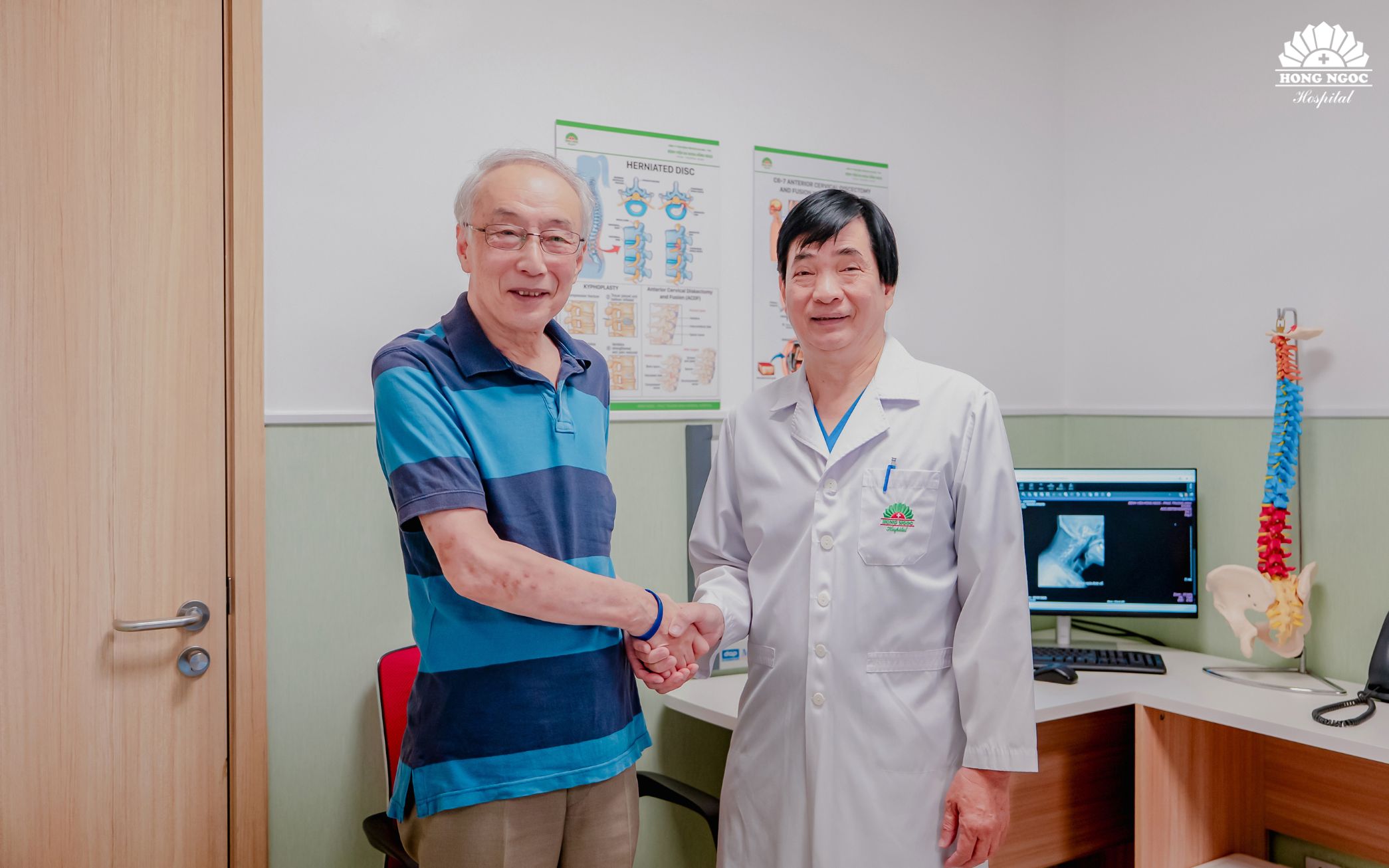 수술 1개월 후, 환자는 건강하며 목 운동이 원활합니다.