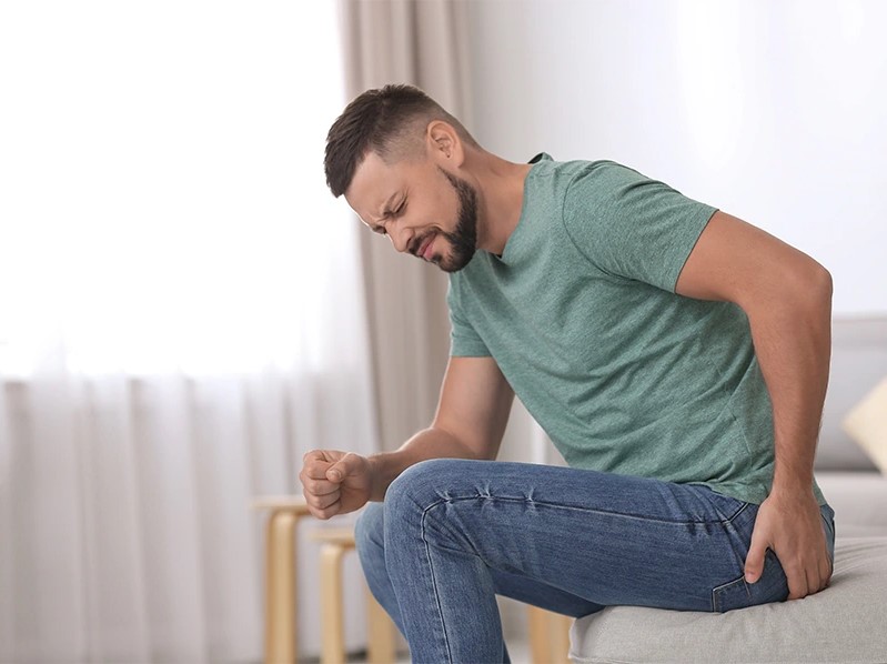 치질 환자는 항문 부위에 쑤시는 통증과 가려움증을 느낍니다. 