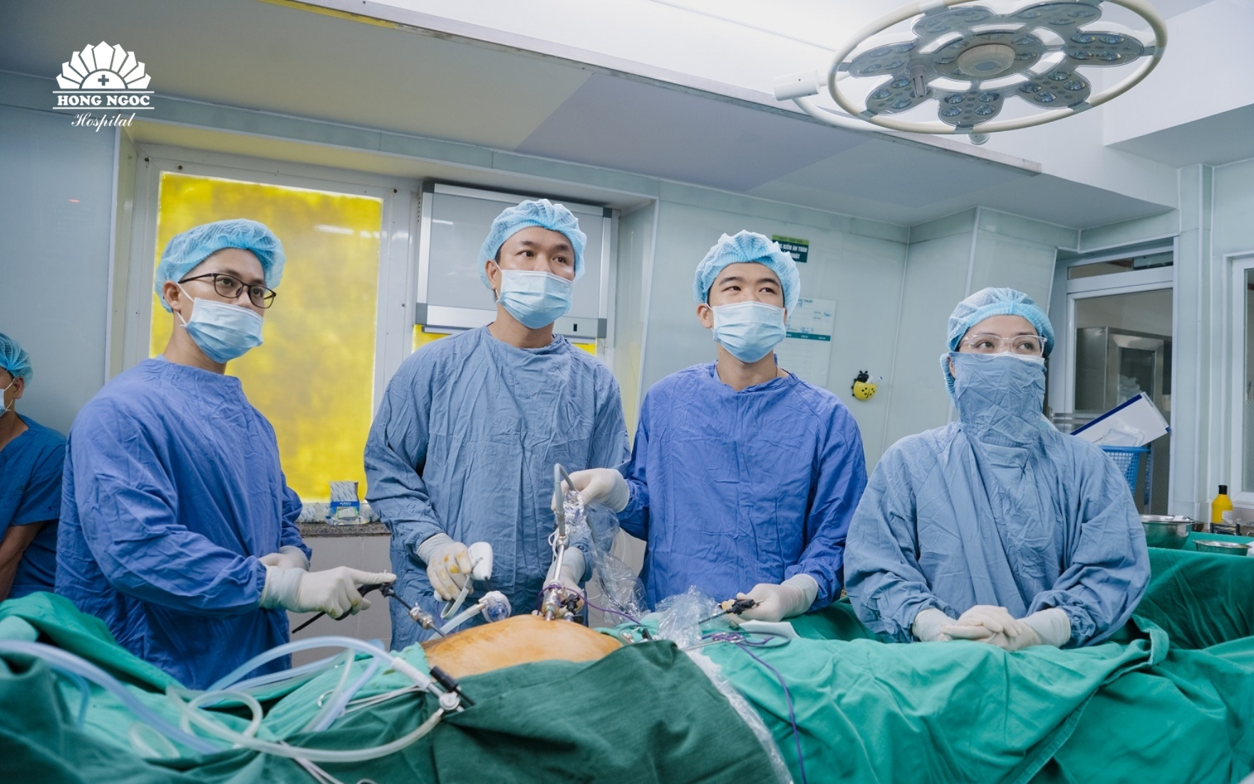 복강경 수술을 통해 대장 종양을 완전히 절제하는 의료진