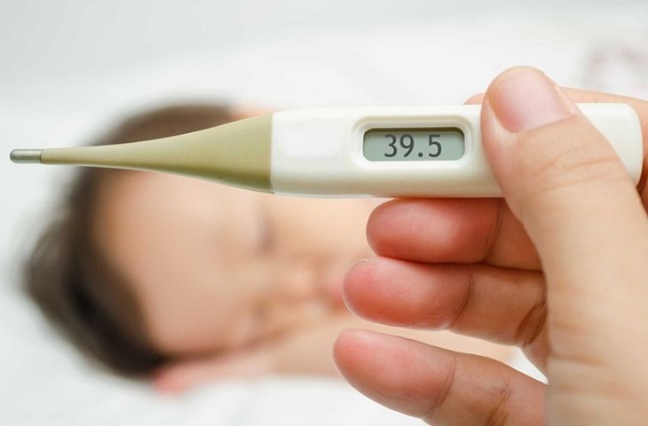 인플루엔자 A형 감염 시 아이의 체온이 39.5°C 이상의 고열로 이어질 수 있습니다.