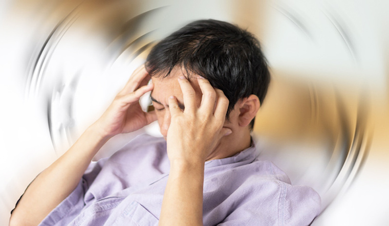 빈번한 어지럼증 또한 심혈관 질환의 전조 증상일 수 있습니다.