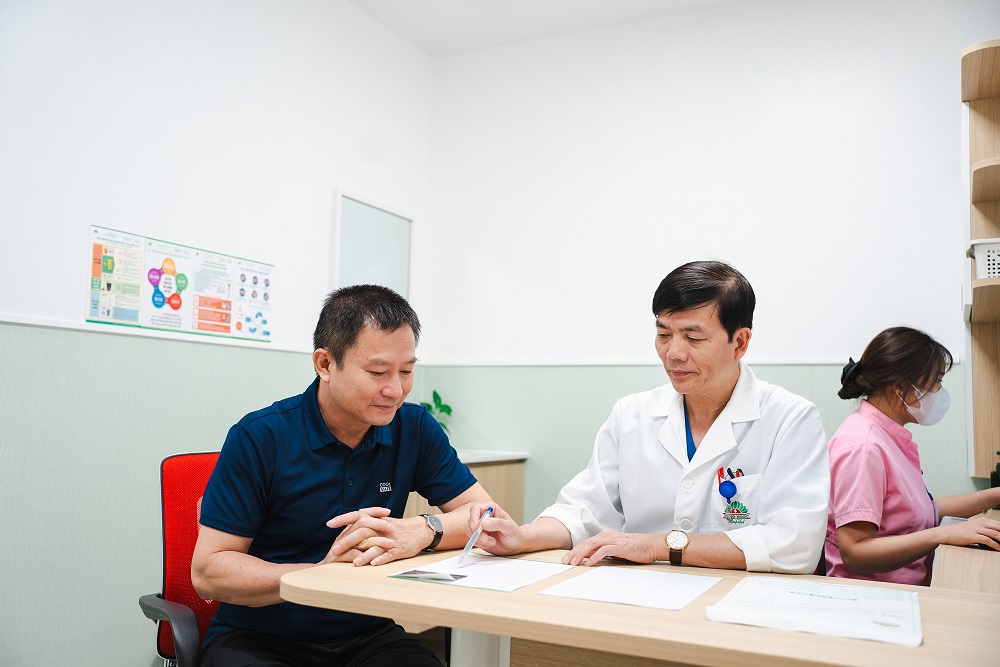 Nguyễn Xuân Hùng 교수가 환자에게 직접 외치핵 상담을 진행하고 있습니다.
