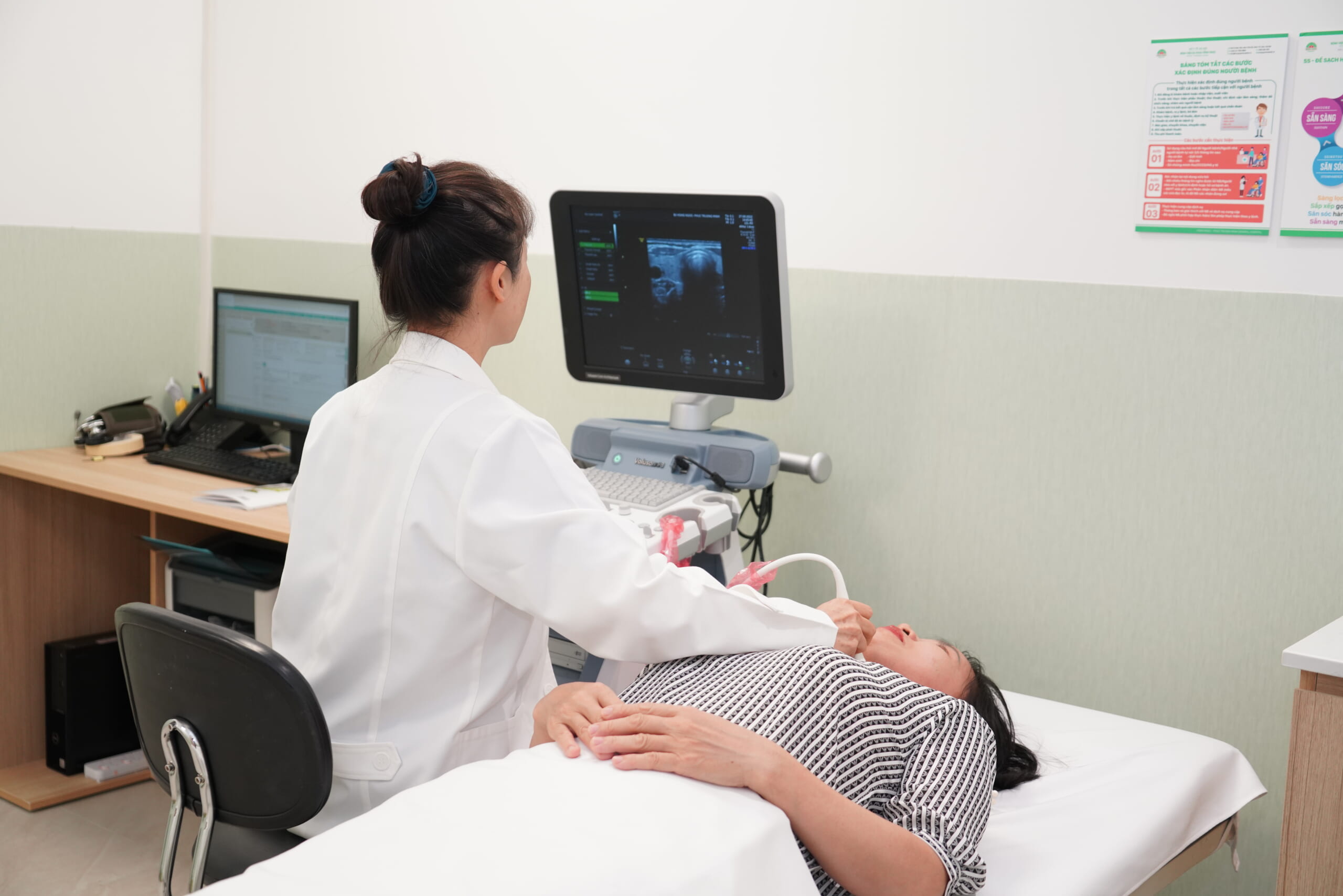 홍옥 종합병원에서의 갑상선 초음파 검사 