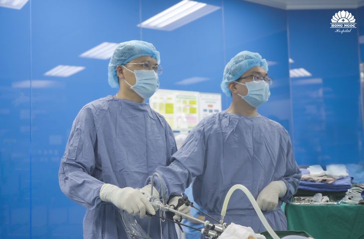 응우옌 쑤언 꽝(Nguyễn Xuân Quang) 의사가 구강 전정 접근법을 통해 갑상선암 내시경 수술을 시행하고 있습니다.