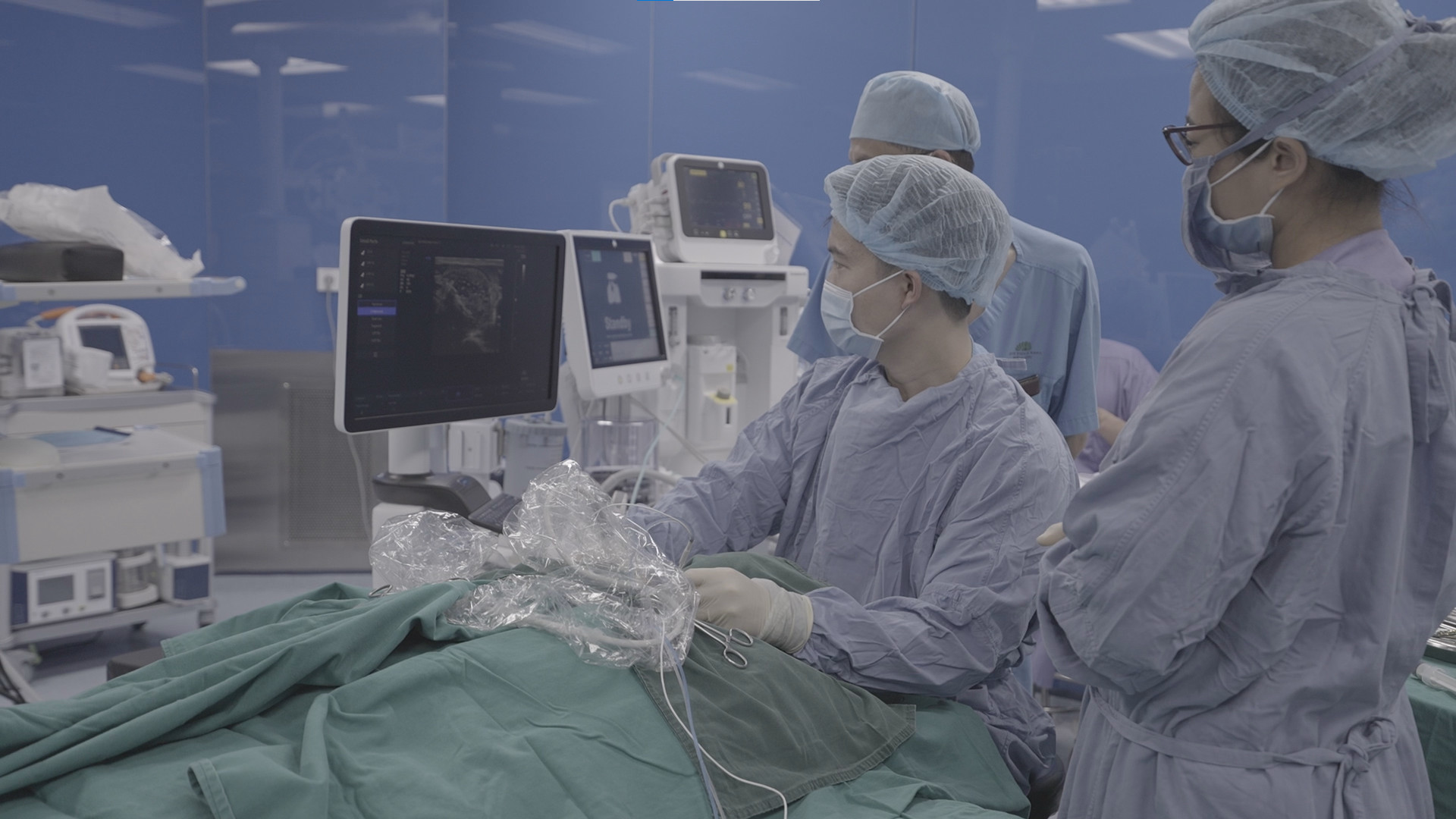 홍옥 종합병원의 의료진은 고주파 열 치료술(RFA)을 통해 갑상선 낭종 및 결절을 효과적으로 치료하고 있습니다.