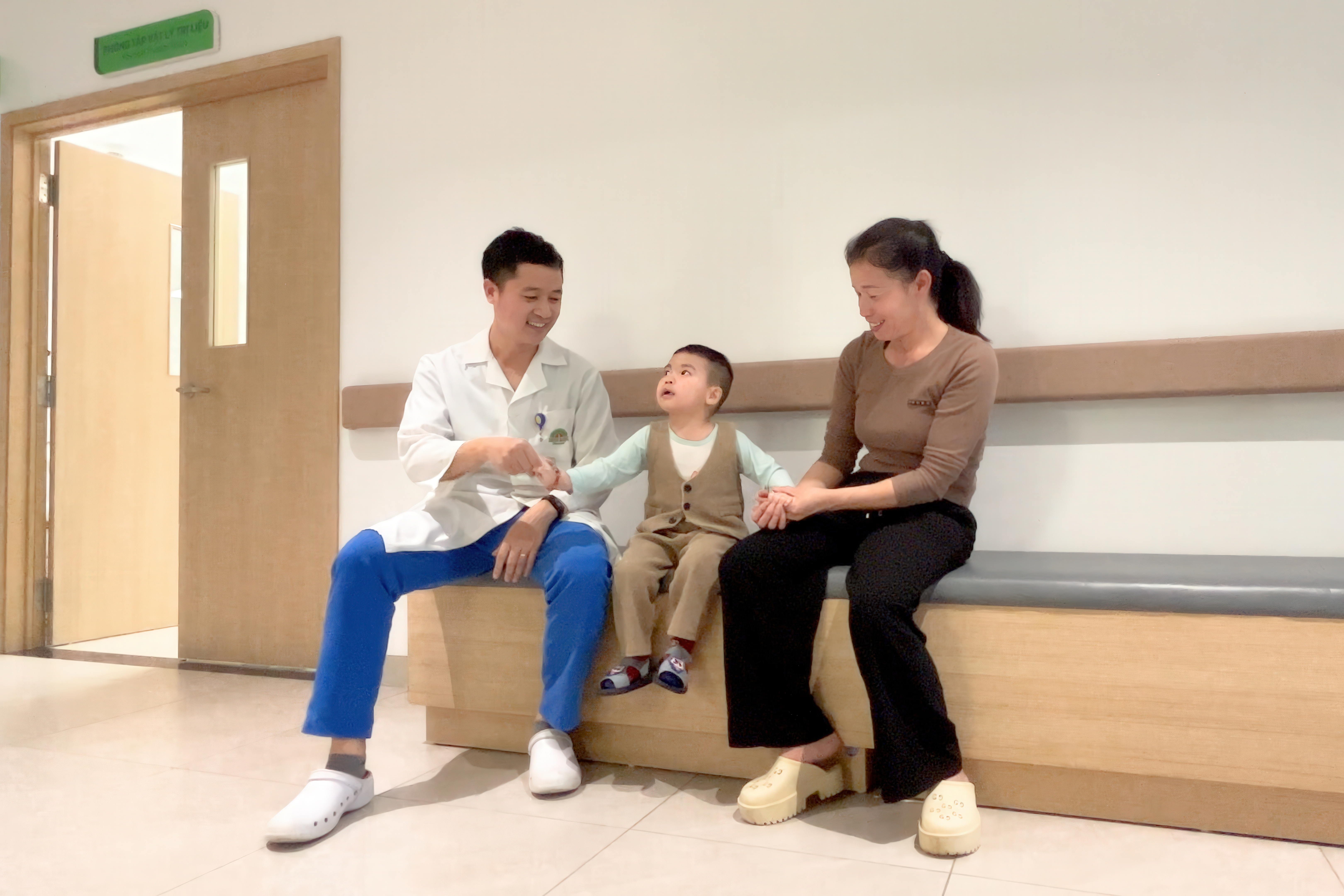 민 군의 가족이 딩 번 하오(Dinh Van Hao) 박사와 상담을 나누고 있습니다.