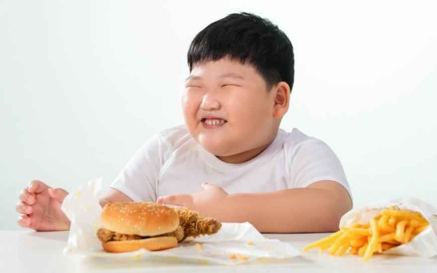 어린 소아에게 조기에 나타나는 비만은 각별한 주의가 필요합니다.