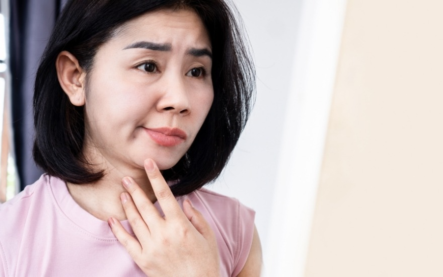 입이 비뚤어지는 것은 뇌졸중의 쉽게 알아볼 수 있는 전조 증상입니다.