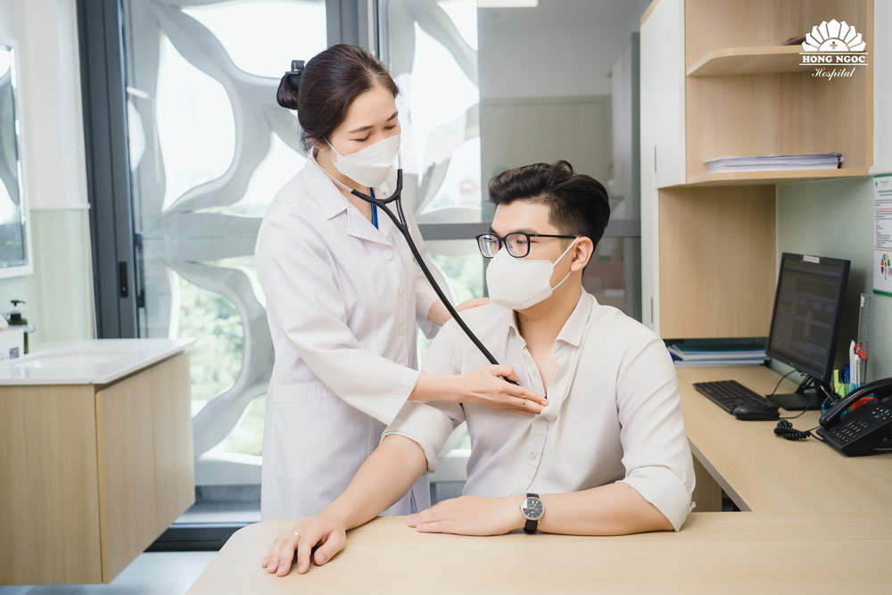 The doctor listens to the patient’s heartbeat.