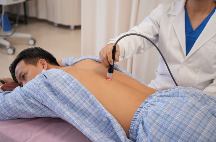 물리 치료는 추간판 돌출증 치료에 우선적으로 사용되는 방법입니다.