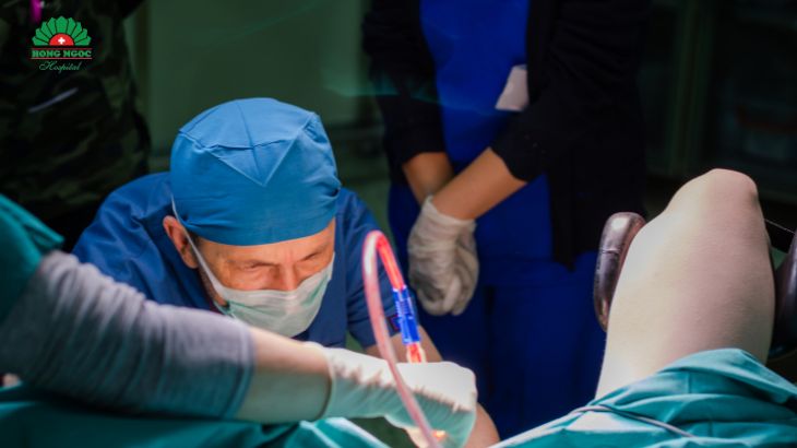 나보트 낭종은 흡인술(천자)과 전기 소작술을 통해 주로 치료됩니다.