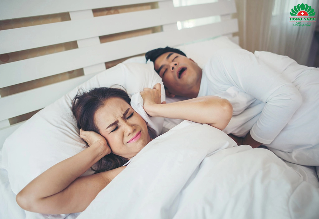 심한 코골이는 수면무호흡증을 알리는 가장 흔한 신호입니다.