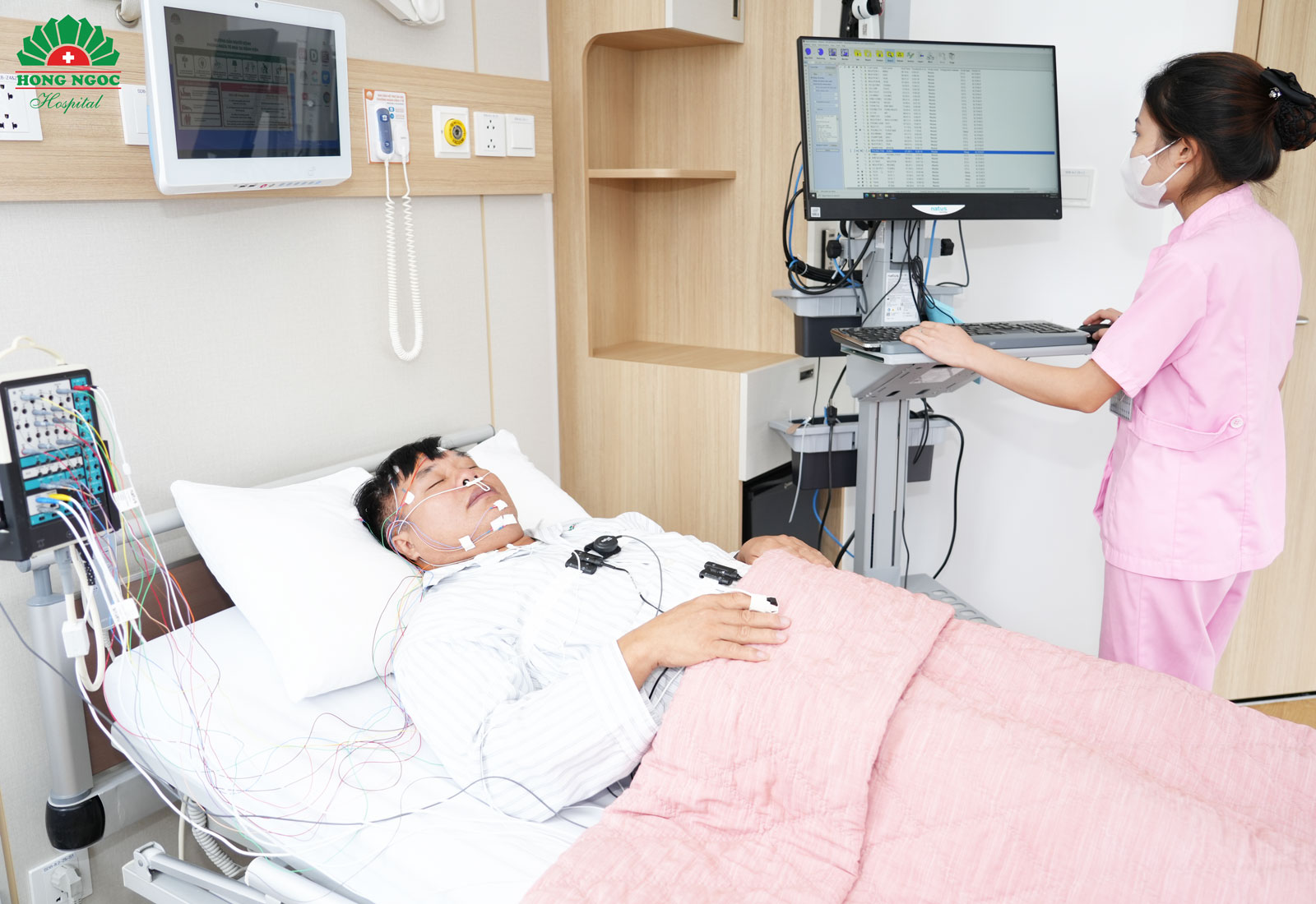 홍옥종합병원에서 수면무호흡증 진단을 위해 호흡 모니터링 검사를 진행하는 모습