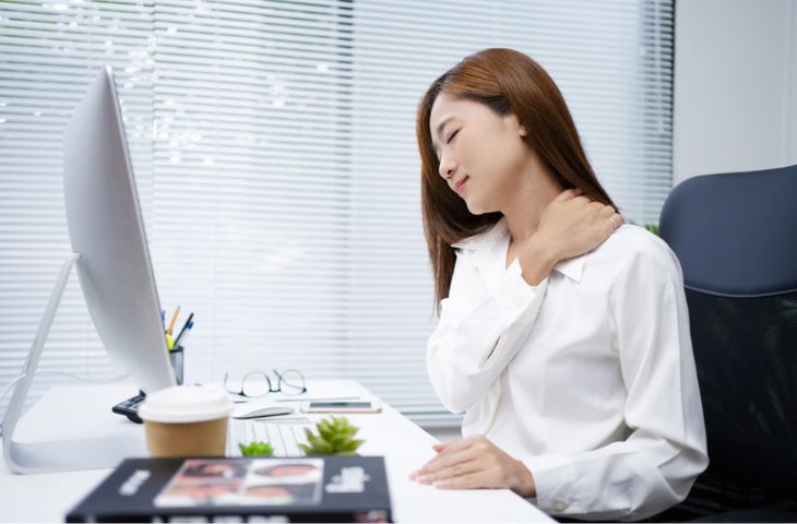 한 자세로 오래 앉아 있는 것은 서 있는 것보다 척추에 더 큰 압력을 가합니다
