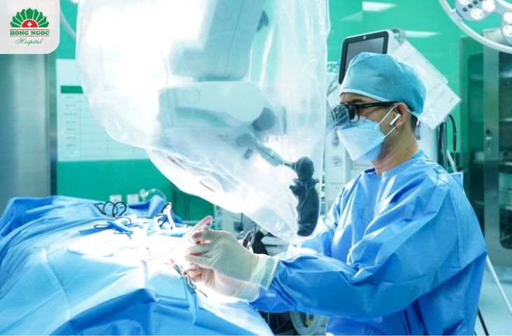 홍옥 종합병원의 싸잉 피시(Saing Pisy) 전문의 2급 겸 석사가 중이염 수술을 직접 집도합니다