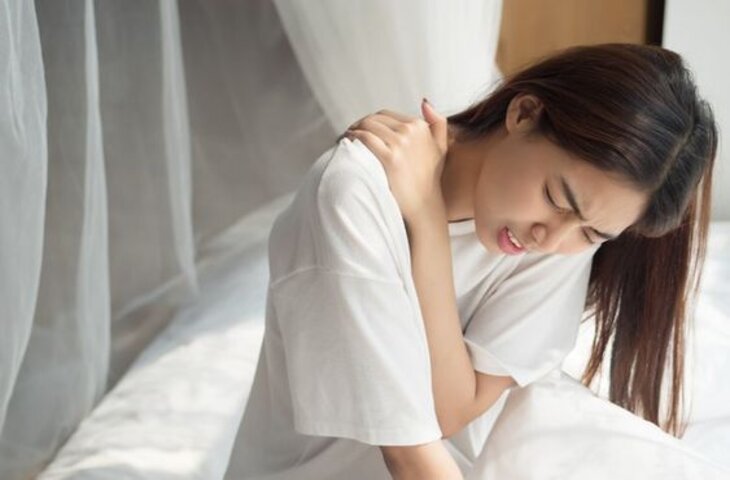 경추 추간판 팽윤증은 목과 어깨 부위에 불쾌한 통증을 유발합니다.