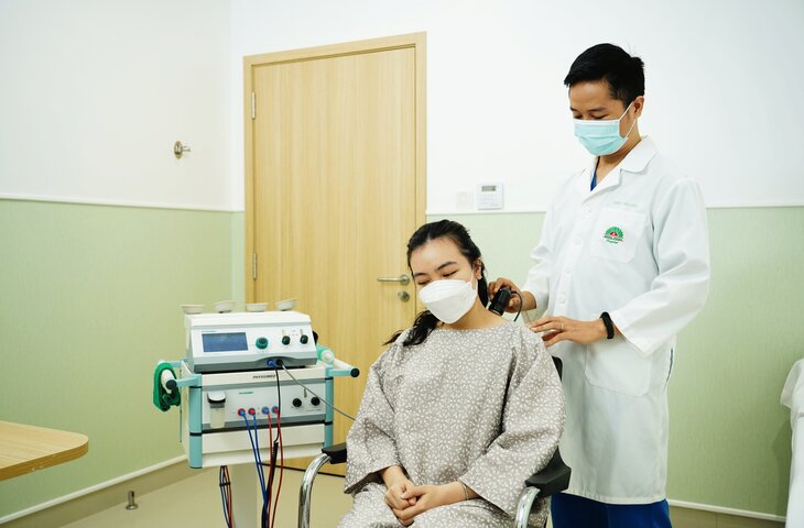 홍옥 종합병원에서 경추 추간판 팽윤증을 치료하는 물리 치료.