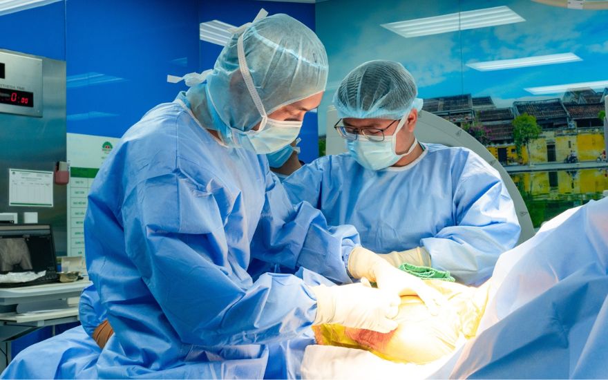 무릎 반월상 연골 파열 수술은 환자의 운동 기능을 회복시키는 데 도움이 됩니다.