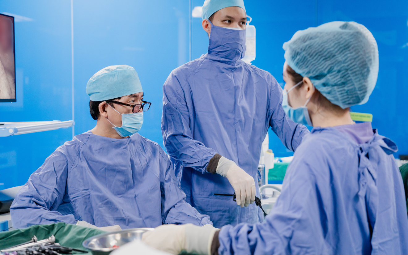수술팀이 환자에게 수술을 진행했습니다.