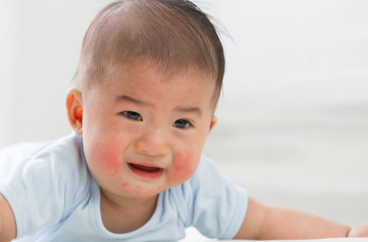 가벼운 발열은 폐렴구균 백신 접종 후 흔히 나타날 수 있는 반응입니다.