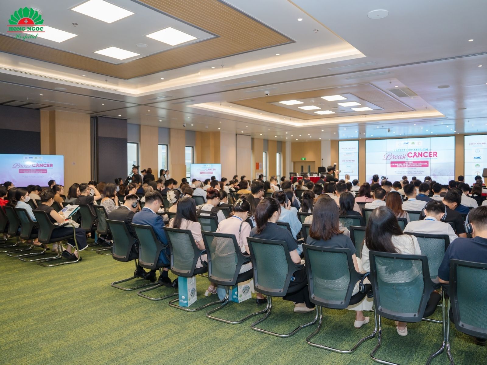 심포지엄은 20명의 국내 최고 종양 전문의와 200명의 다학제 의사들이 참석하며 성황리에 개최되었습니다.