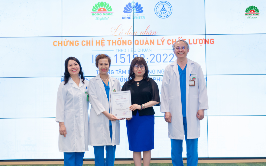 ISO 15189:2022 인증서를 수여받는 홍옥 푹즈엉밍 종합병원대표