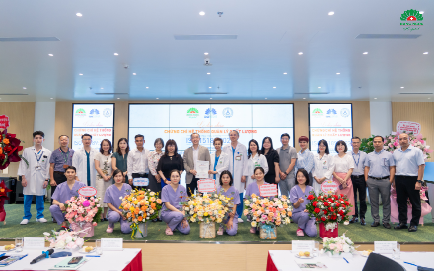 ISO 15189:2022 인증 수여식에 참석한 홍응옥 푹쯔엉민 종합병원 임직원 일동