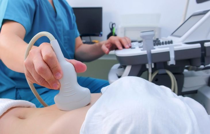 초음파 검사는 종양의 위치와 크기를 확인하는 데 사용되는 일반적인 진단 방법입니다.