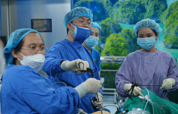 수술적 치료는 난소 낭종을 치료하는 여러 방법 중 하나입니다.