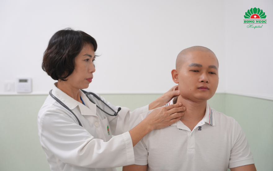 쯔엉(Phương) 의사는 히에우 환자의 건강 상태를 지속적으로 면밀히 관찰하고 있습니다.