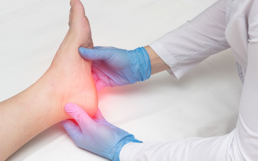 아킬레스건염은 발뒤꿈치 부위의 통증을 유발합니다.