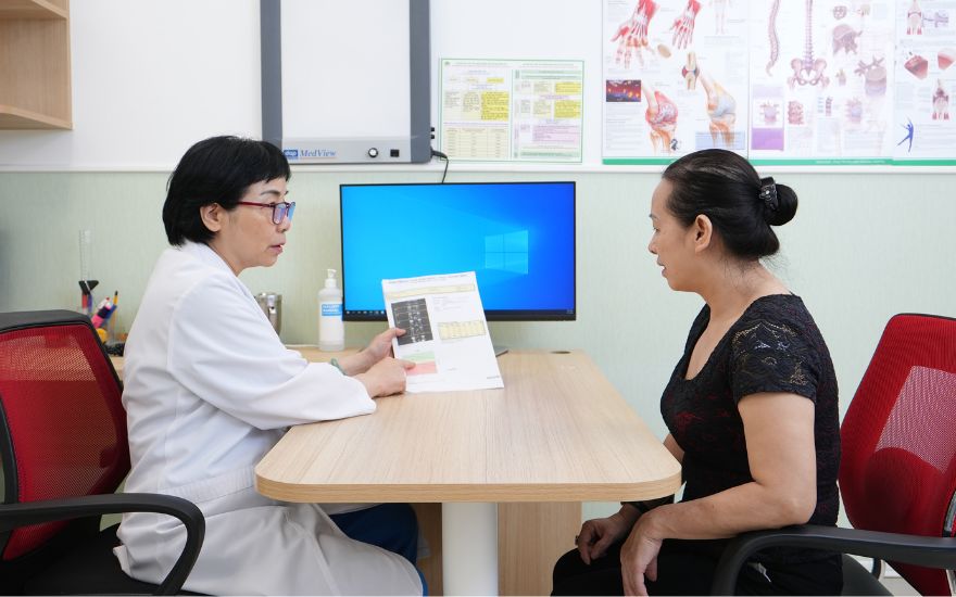Patients consulting with specialists at Hong Ngoc Hospital