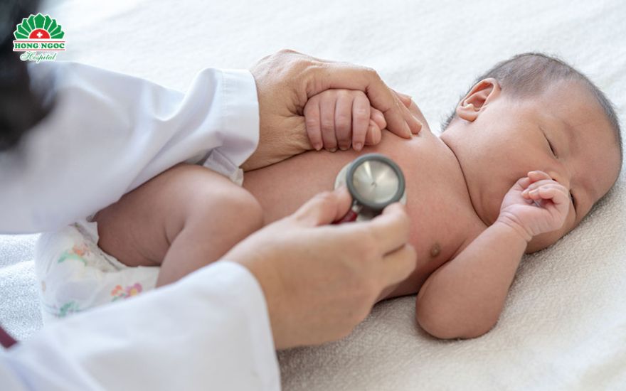 미성숙한 면역 체계와 불완전한 호흡기 기관은 신생아에게 폐렴을 유발하는 촉진 요인입니다.