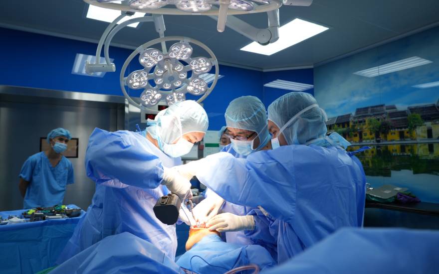 슬개골 골절 정도가 심한 경우 정밀한 골절 고정술이 필수적입니다.