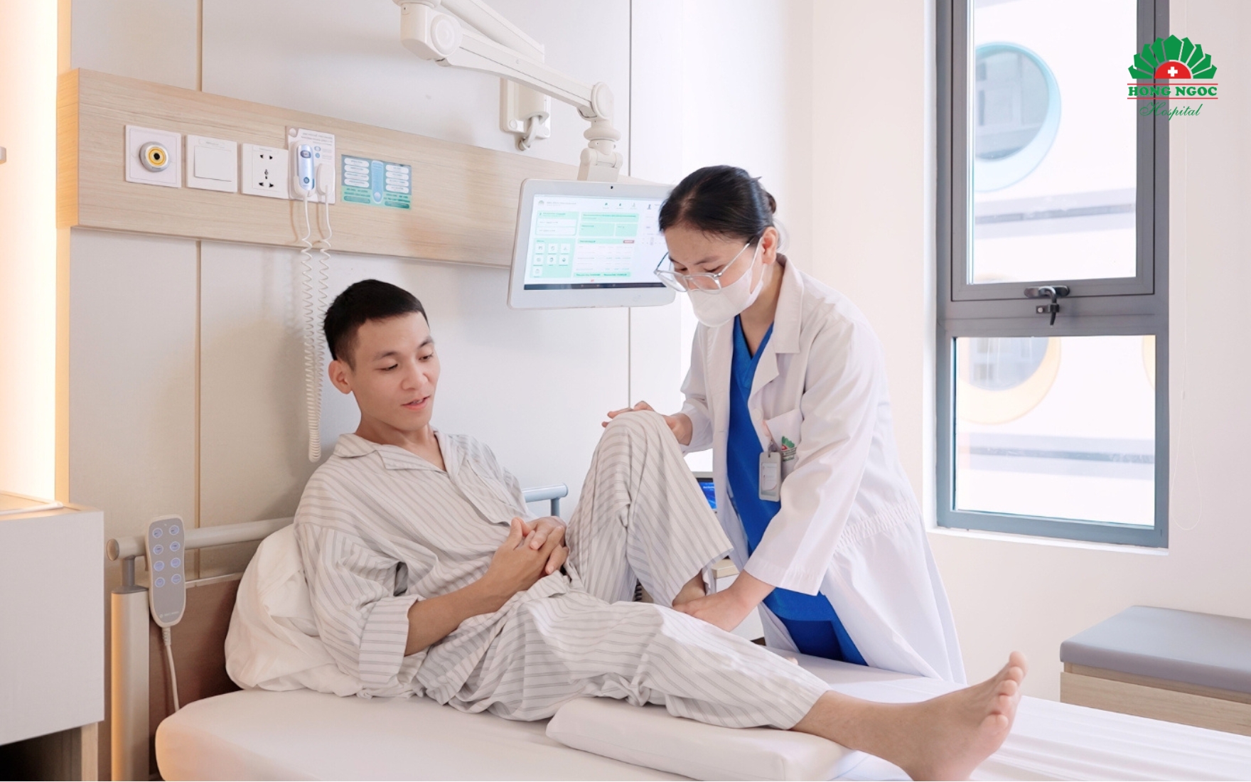 응우옌 티 번 석사 전문의가 환자 M을 진찰합니다.