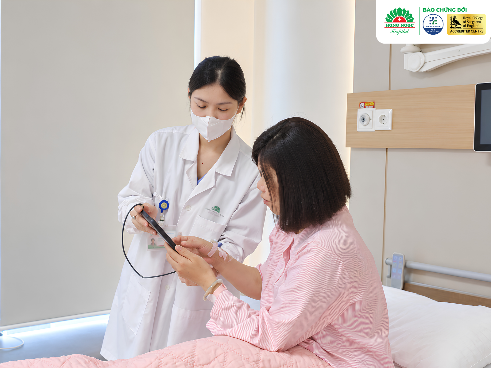 Điều dưỡng tận tình hướng dẫn, hỗ trợ chị Hằng trong quá trình điều trị. 
