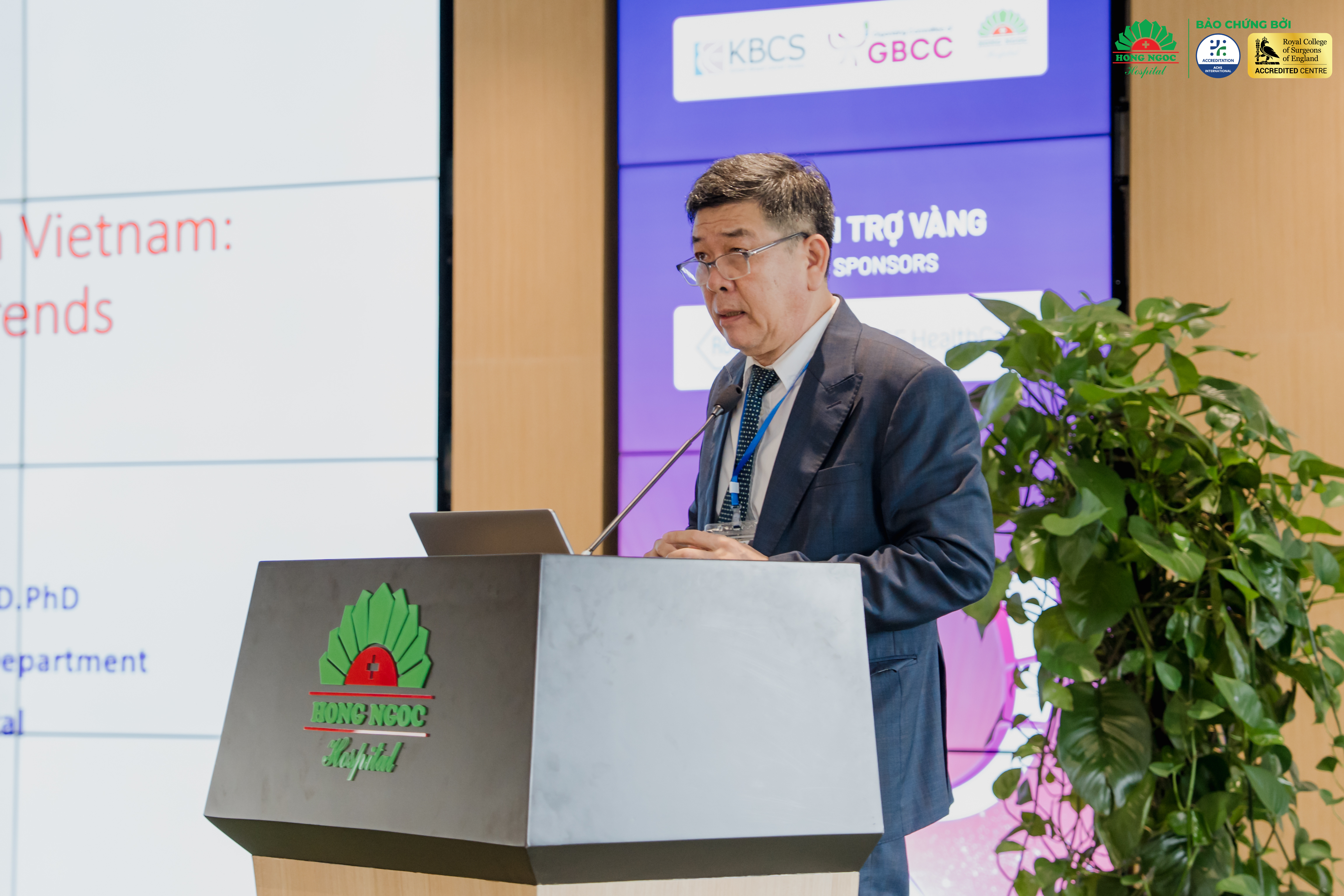 PGS.TS Nguyễn Đình Tùng chia sẻ kinh nghiệm phẫu thuật ung thư vú và tái tạo vú tức thì tại hội nghị.
